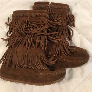 Minnetonka Girl Fringe Boots. Brown. Size 13.